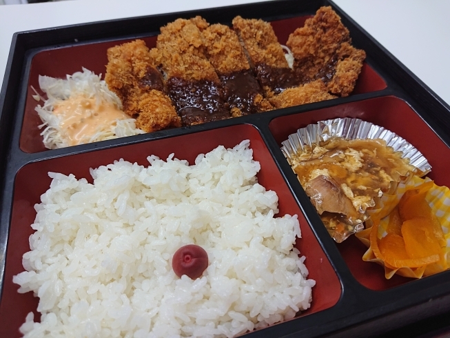 ジャンボ チキンカツ   400円です「本日の  どんげや 弁当で〜す♪」