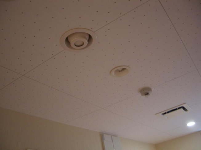 「何だ～？　この天井についているもの。　高住センターから、オゾン発生器が設置されている老人ホーム見学情報です。」