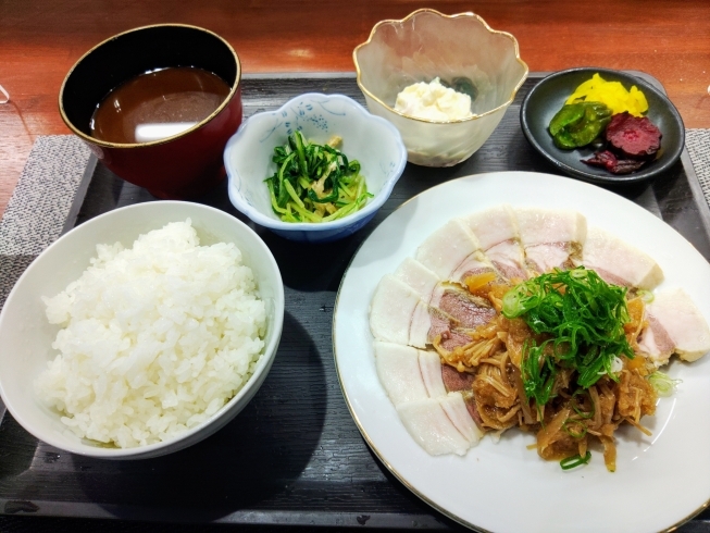 イノブタ酒蒸しです‼️「天気よくて暑いくらい(笑)【鳥夜ゆうこ、京都市南区、居酒屋、ランチ、地鶏、お刺身 】」