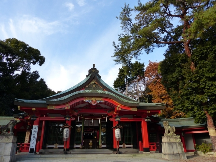 豊中稲荷神社は阪急宝塚本線豊中駅から北東へ300mです。<br>北摂のおいなりさんと言えば、豊中稲荷神社。<br>