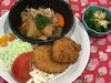 「本日の日替わりランチは　肉じゃがとメンチとコロッケです。」
