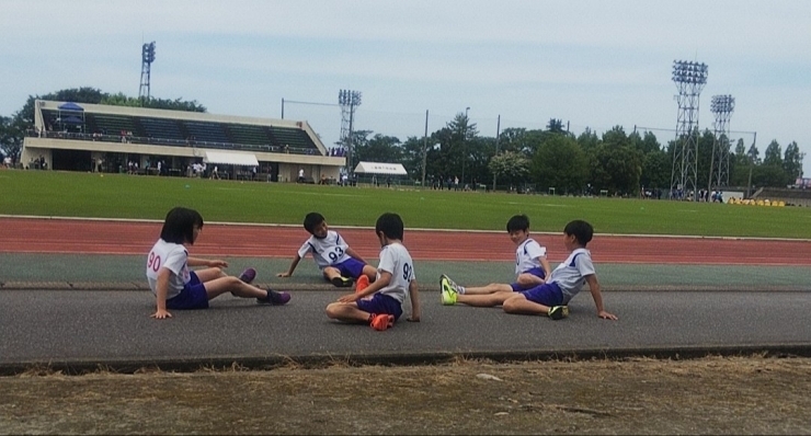 陸上競技会のウォーミングアップ「スポーツシーズン始まりましたね(^.^)」