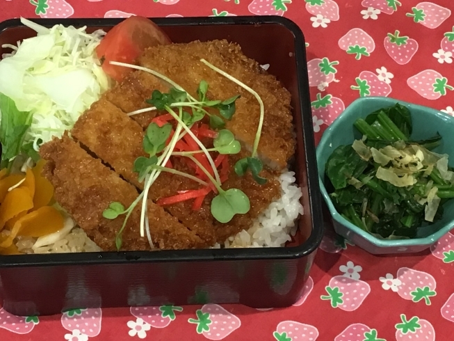 「本日の日替わりランチは　タレカツ丼です。」