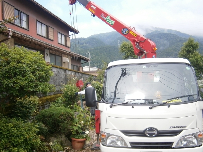 庭石を持ち上げるぞ！「池田町内で、庭の漏水修理を行いました。」