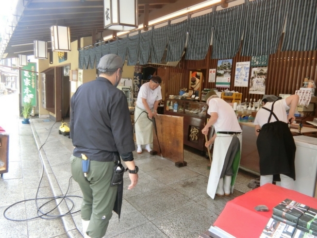 「御影石のお掃除♪亀家本舗の店前・参道の御影石がこんなにきれいになりました♪《柴又亀家おかみの独り言》【柴又名物草だんごが人気☆柴又帝釈天から一番近いお団子屋】」