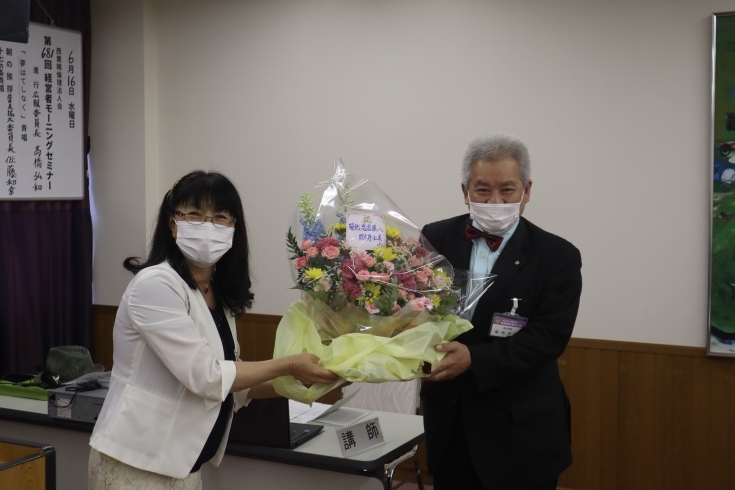 講師の菊地氏(右)へ会長からお花の贈呈「【ご報告】6/16(水)のモーニングセミナーは、テーマ『今年の運勢　自分でつかむ！』でした」