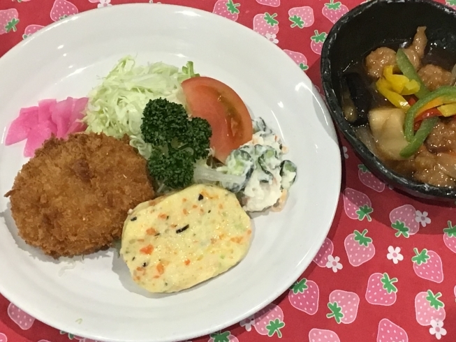 「本日の日替わりランチは　豆腐ハンバーグとゴロゴロ野菜の酢豚風です。」