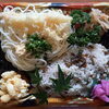 「明日の日替り弁当は炊き込みご飯と五島うどん」