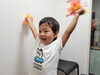 ポンポンをもって踊っちゃいます！「音楽で楽しむ親子活動！幼児の習い事に大人気のリトミック　千葉市 戸田みはるリトミック教室」