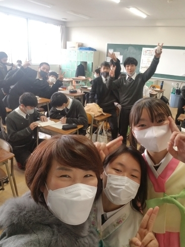 愛知県の高校での韓国文化体験風景その１「自己紹介　その1／大府市の韓国語教室※東海市・刈谷市・東浦町・緑区・知多市から通っている生徒もいます。」