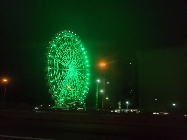 霧があるなかでも観覧車ゎ綺麗ですねぇ♪「お客様のご要望にお応えする　　　　ルート運転代行です」