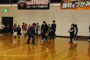 朝井さんのサポートで寺下選手がディフェンスありのドリブルのお手本を見せています。