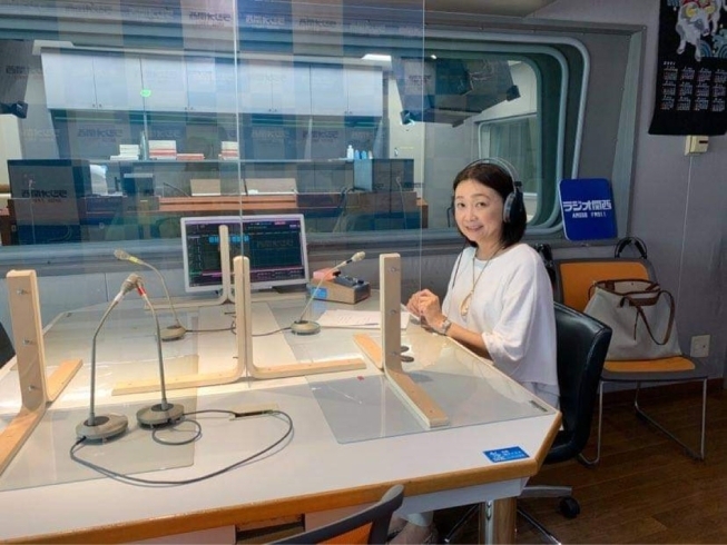 ラジオ関西のスタジオでCMの収録中「ラジオCMの更新をしました❣️」