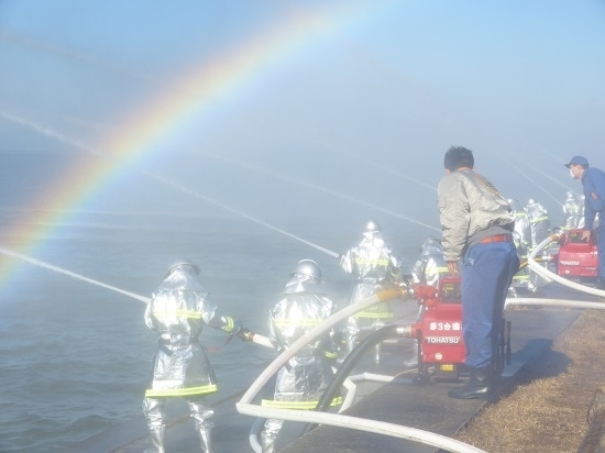 一斉放水を始めると、虹がかかりましたが消防団員のみなさんはそれを見る余裕はありませんね(^^♪