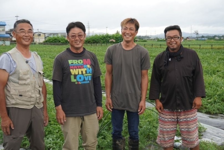 「今年もご紹介しておきます♪♪ こちらが、 秋田県横手市で「すいか」を作っている武藤農園の皆さんです♬」