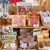 「特産品販売所では『森のパン工房ほっぺ』の焼き菓子が人気です！」