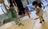 長いね、リボン!でも頑張ってクルクル!波と遊ぶよ「2歳ちゃん、こけちゃった!泣いちゃったけど、頑張るよ!南区の英語リトミック【南区&下京区のピアノ•リトミック•英語リトミック】」