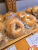 バジルの香りも美味しい、トマトバジルチーズベーグル🧀「三連休中も7時オープン｜会津土産にぴったりのベーグルをご用意しています」
