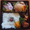 「明日の日替り弁当はアジフライ」