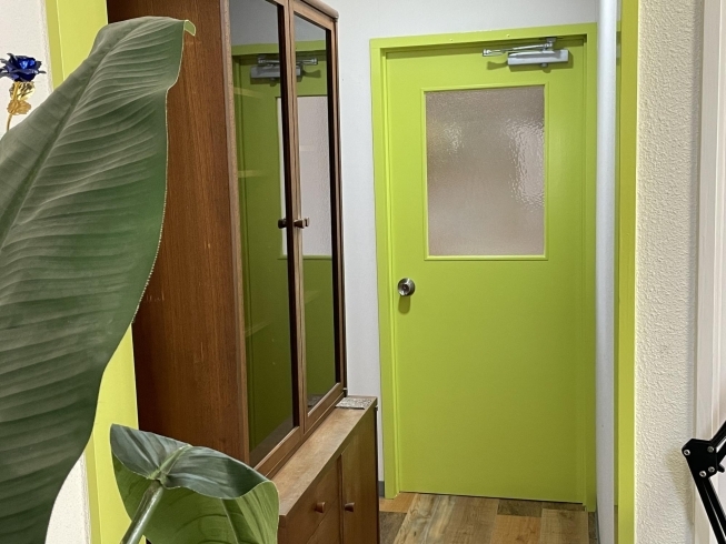 1階右奥のこの黄緑色の扉の中が施術室です「施術院が移転しました。」