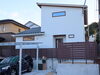 外観。真っ白なサイディングに茶色のサッシ枠がアクセント。「🏠施工事例　新築(伊賀市　N様邸)」