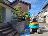 写真②垣根の除去作業中です「第1報：庭のリフォーム　生垣撤去／フェンス／竹垣／防草シート／園芸砂敷き　島根県　雲南市」