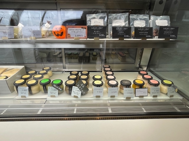 美味しそうな各種プリン達が待っています。「今日は「おいしいは幸せ」でおなじみの川口市内にある「プリン研究所」さんへ行って参りました。プリンはタンパク質が豊富で簡単に摂取できるデザートサプリメントなのです。」