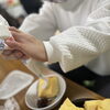 生クリームをトッピング♪「あかとんぼでの創作おやつ☆米粉のシフォンケーキに素敵なデコレーションをしていただきます！《子どもたちのお困り事を解決！高松市の児童発達支援・放課後等デイサービス》」