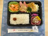 「本日の手作り弁当はバジル香る「白身魚の香草チーズ焼き」！彩り豊かな副菜3品とともに9時30分より販売いたします」