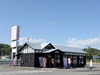 「青空に映える足寄駅！松山千春さんデビュー50周年の節目を祝う横断幕とまちの風景」