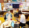 終演後、山形新聞の取材に応じる白崎さん。「《白崎映美＆山口岩男 飯豊町復興支援応援ライブ》が大成功で終了しました✨」