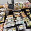 巻寿司は毎日あります。「【月曜のオススメ】脂の乗った「カンパチのお刺身」！心温まる鶏大根や冬の煮物も勢揃いです♪」