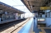 近鉄桃山御陵前駅ホーム(１面２線の高架駅)「【編集部ニュース】京都･城下町伏見の『近鉄京都線・桃山御陵前駅がなぜ高架になったのか？』を紹介します‼　＠京ちゃんの伏見ヒストリー日記 　」