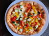 「魚沼でイタリアンと言ったらポポラーレ❣️窯焼きピザの食感がたまらない！生ハムと桃のピザは今だけ！」