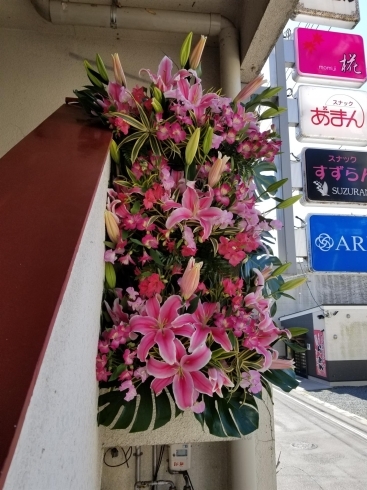 三次ではこの飾りかた初でしょう‼️「開店１５周年お祝いの花」