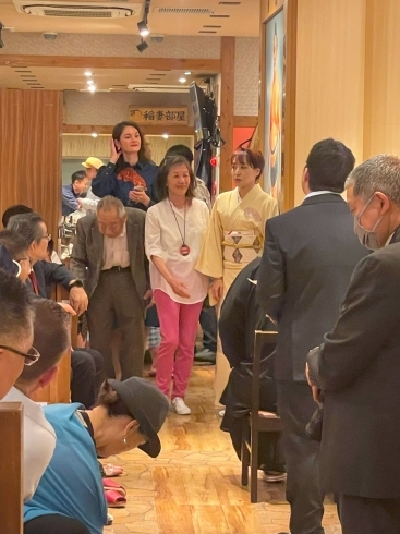 女性は土俵の下で断髪です。「2025年大相撲5月場所。 大相撲幕下力士「竜勢さん」引退。」