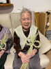 出来上がったしめ飾りを持って笑顔に「しめ飾りを入居者様と共に作りました。」