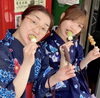 浴衣姿で亀家本舗のお団子をほおばる母娘(笑)「柴又かわら版に友情出演♪【柴又の歌姫 八ッ橋敬子】」