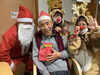 男性も笑顔でプレゼントもらっていただけました。「２３日にクリスマス会をしました。」