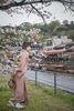 上質な着物で古都の趣を「桜咲く宇治へ—淡いピンクの訪問着でお一人撮影のひととき」
