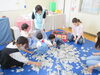 最後はみんなで新聞集めてお片付け「今日は「こあら組」がありました。」