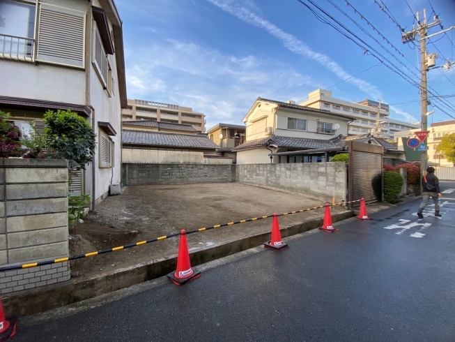 ♪芝生を植える下地としてピカピカにしてお納め♪「♪お隣の古家を取り壊してお庭の拡張との事です♪」