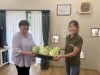 キャベツを渡しているところ「HAPPY農園の野菜と寄付金を児童園へ!地域への感謝を込めて」