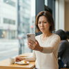スマホが近くの距離でピントが合わず無理して生活している人「「最近、スマホの文字が見えにくい…」40代からの“大人メガネ”で毎日をもっと快適に！」