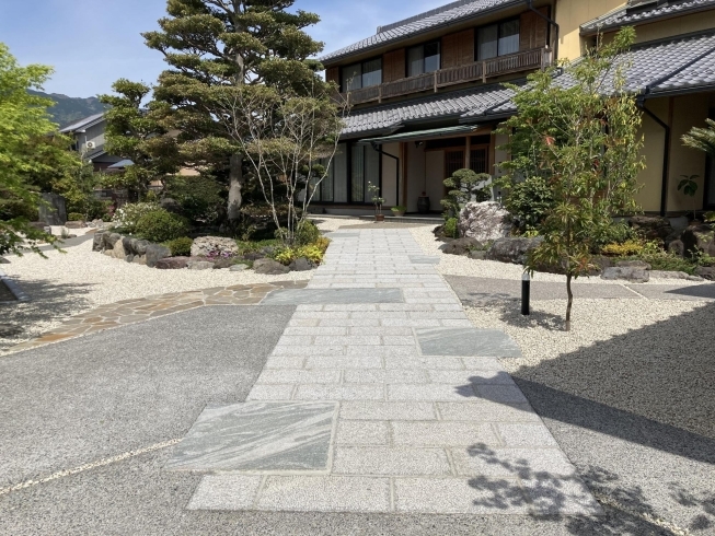 大判の自然石でワンランク上のアプローチを演出「和風のお庭をリフォームして、自宅に手入れのしやすい日本庭園を」