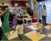 ３•４拍子のリズムを感じて、みんなでSwing！「南区＆下京区の英語リトミックレッスン！いつも子ども達の笑顔があふれています！【京都市南区＆下京区のピアノ教室•リトミック教室】」