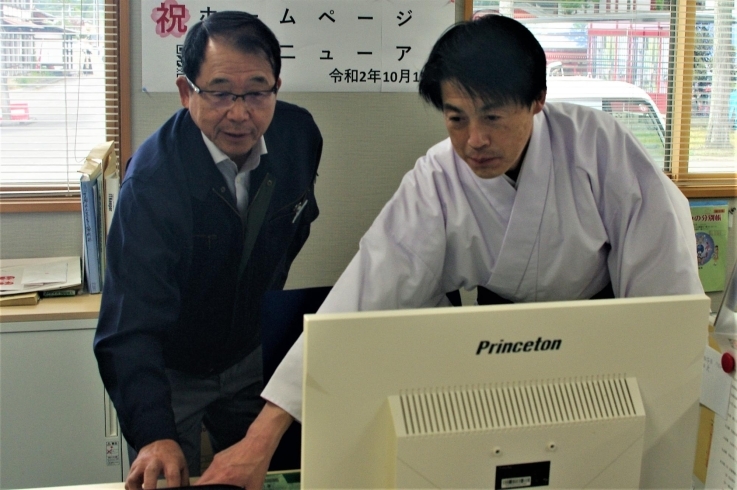 左）松澤氏子総代長・右)池内宮司代務者により公開「生島足島神社のホームページがリニューアル」