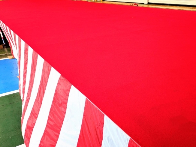 紅白の蹴込み布と赤のパンチカーペットで装飾「仮設ステージ設営 in 鈴鹿市」