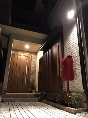 夜の玄関アプローチが幻想的で綺麗です。「玄関リフォーム❢住まいる工務店」