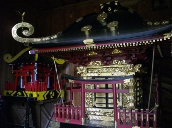 柏原白鬚神社境内の八坂神社の神輿